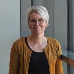 Kuvassa on Pirten työterveyspsykologi Marjo, jolla on lyhyet hiukset ja silmälasit.