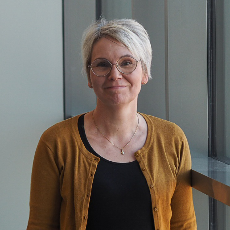 Kuvassa on Pirten työterveyspsykologi Marjo, jolla on lyhyet hiukset ja silmälasit.