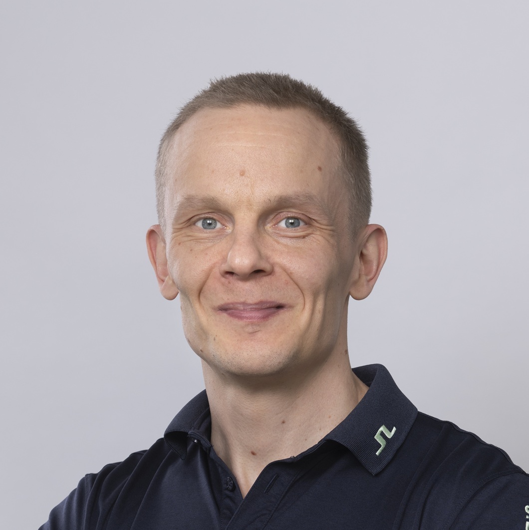 Kuvassa hymyilee Pirten fysioterapeutti Ilkka, jolla on vaaleahkot hiukset ja yllään tumma paita.