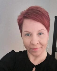 Kuvassa on Pirten talousasiantuntija Tarja Salminen. Tarjalla on lyhyet punaiset hiukset ja hän hymyilee kuvassa ystävällisesti.