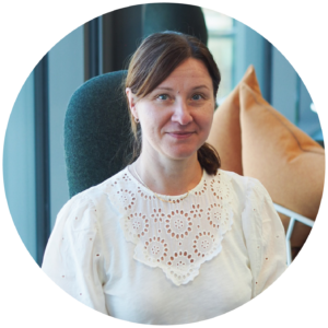 Kuvassa hymyilee Pirten avainasiakaspäällikkö Mari Laukkanen, jolla on pitkät ruskeat hiukset ja vaalea koristeellinen pusero.