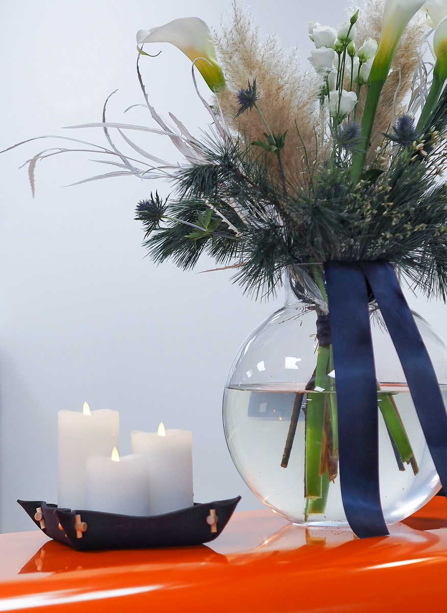 Itsenäisyyspäivän kukkakimppu ja kynttilät