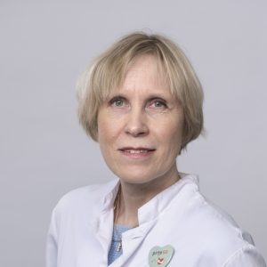Kuvassa Pirten työterveyslääkäri Taina Harjumaaskola, jolla on lyhyet vaaleat hiukset ja yllään lääkärintakki.