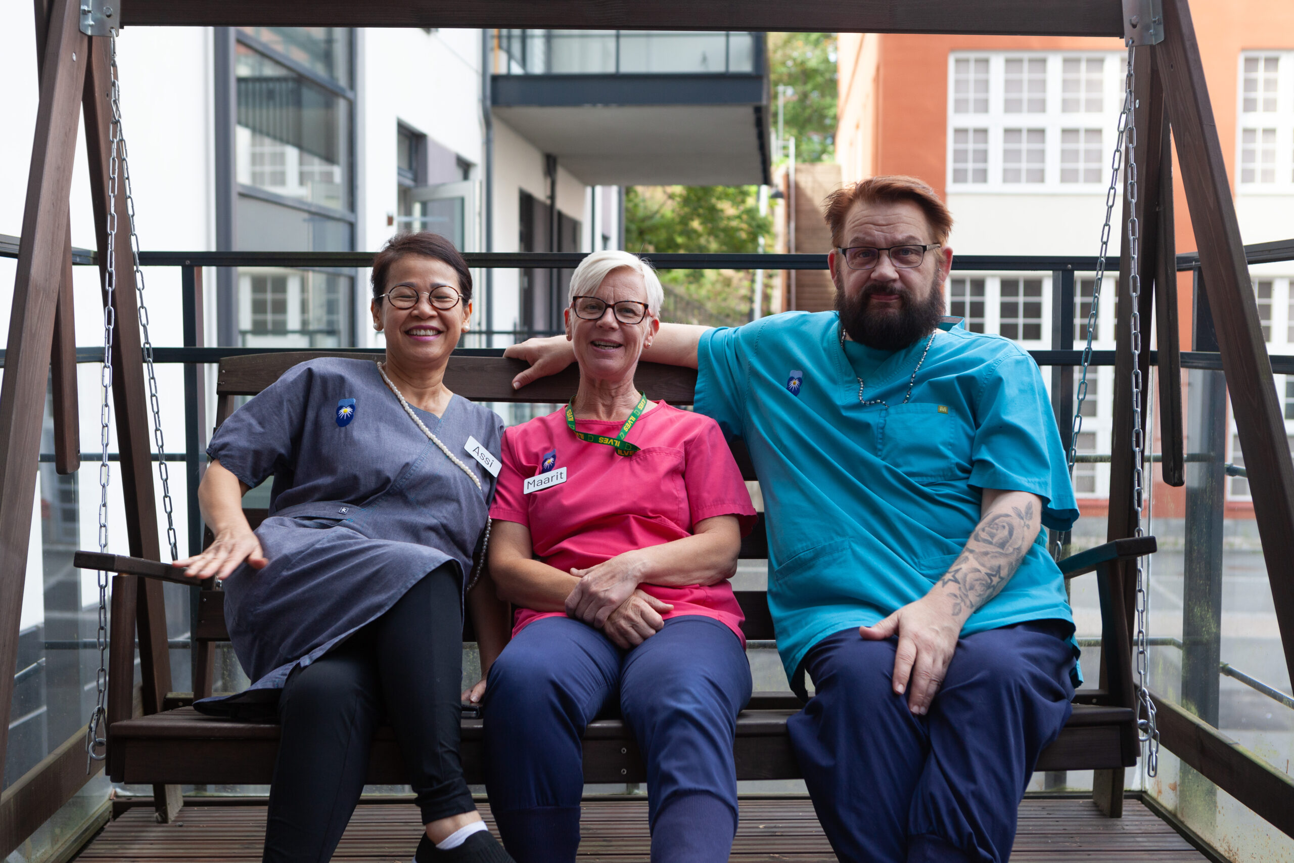 Violakoti henkilökunta Kuvassa hoitohenkilökuntaa istumassa