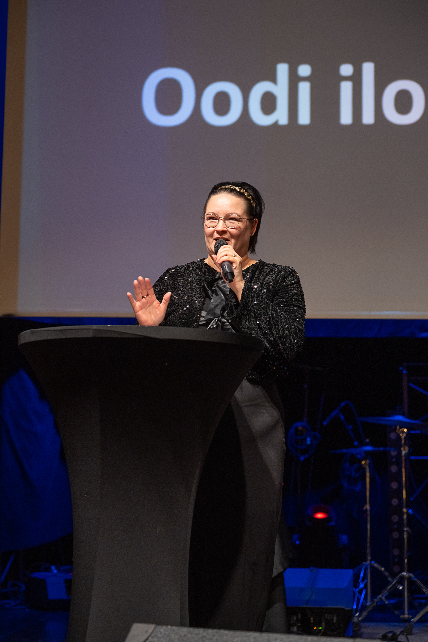 Pirten asiakasneuvoja Anne esitti 50-vuotisjuhlassa itse kirjoittamansa runon.