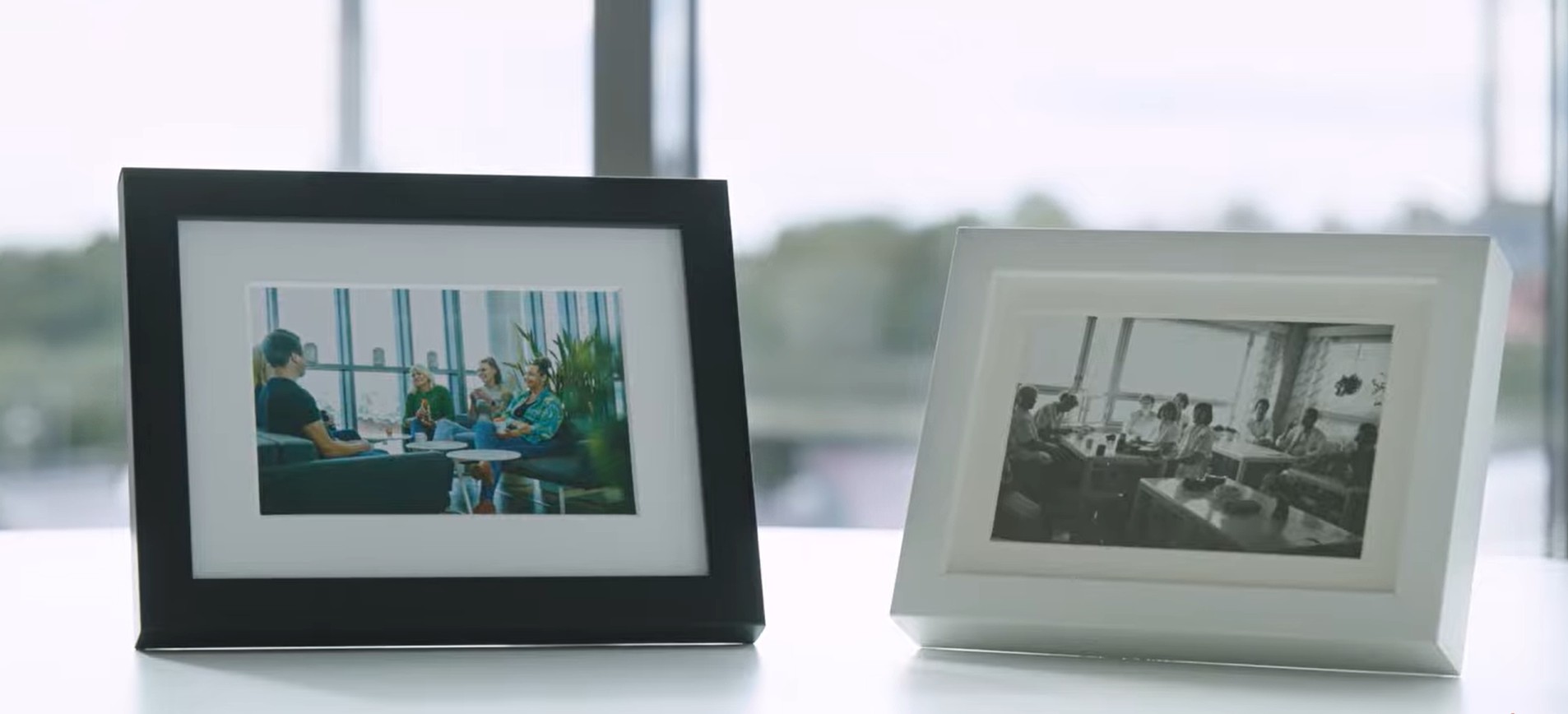 Kuvassa on kaksi kehystettyä valokuvaa pöydällä Pirte Ratinan kahvihuoneessa. Vasen  kuva on tuore otos pirteläisistä Ratinan kahvihuoneessa ja oikea, mustavalkoinen kuva on otettu työntekijöistä Tullinkulman Työterveyden Pohjolankadun tilojen kahvihuoneessa. Molemmista kuvista välittyy lämmin pirteläinen yhteishenki.