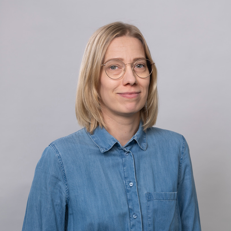 Kuvassa hymyilee Pirten lääkäri Niina, jolla on vaaleat olkapäille ulottuvat hiukset ja yllään sininen farkkumekko.