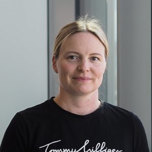 Kuvassa on Pirten gynekologi Marika, jolla on vaaleat hiukset ja musta paita.