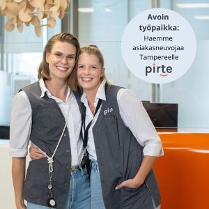 Pirte työterveys Avoin työpaikka Asiakasneuvoja Tampereelle Kuvassa kaksi Pirten asiakaspalvelun hymyileväistä työntekijää asiakaspalvelutiskin edessä